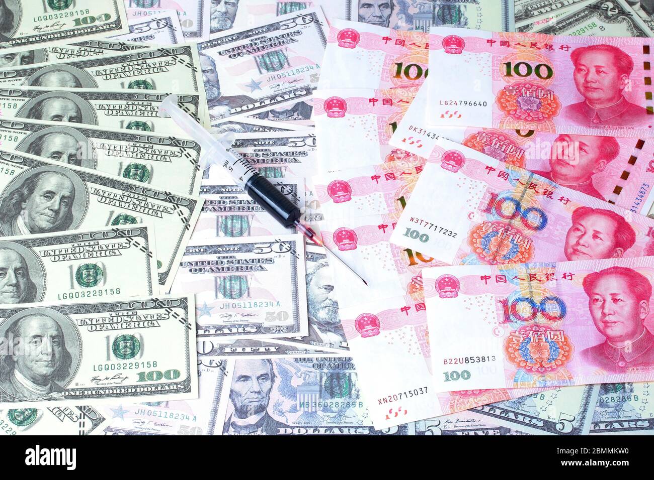 Varites dollari soldi, la banconota USA e Yuan banconota, cinese banconote laici sparsi doppio con il sangue in siringa su banconote l Foto Stock