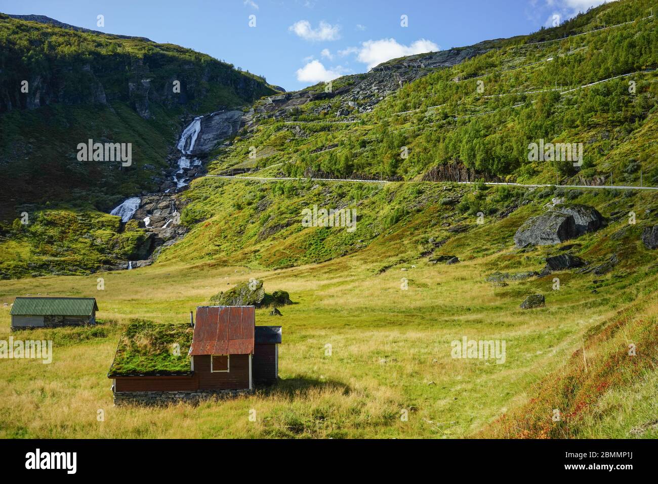 Un viaggio in strada in estate nel bellissimo paesaggio norvegese in Scandinavia. Grande scenario attraversando Hordaland ad est di Bergen in direzione nord. Foto Stock