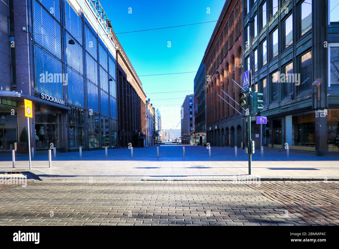 Helsinki, Finlandia. 10 maggio 2020, Giornata della Madre. La strada pedonale di Keskuskatu è normalmente occupata da acquirenti, turisti e pendolari, ora vuota durante la pandemia di Coronavirus. Foto Stock