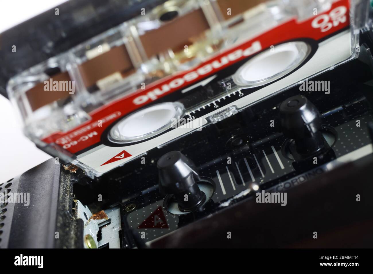 Viersen, Germania - Maggio 9. 2020: Primo piano del vecchio registratore a cassetta magnetico isolato, sfondo bianco Foto Stock