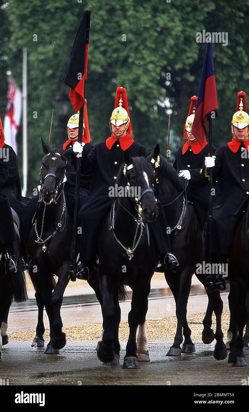 I membri della Household Division Blues and Royals fanno una prova per la cerimonia sulla Parata delle Guardie dei cavalli Londra 2006 Foto Stock