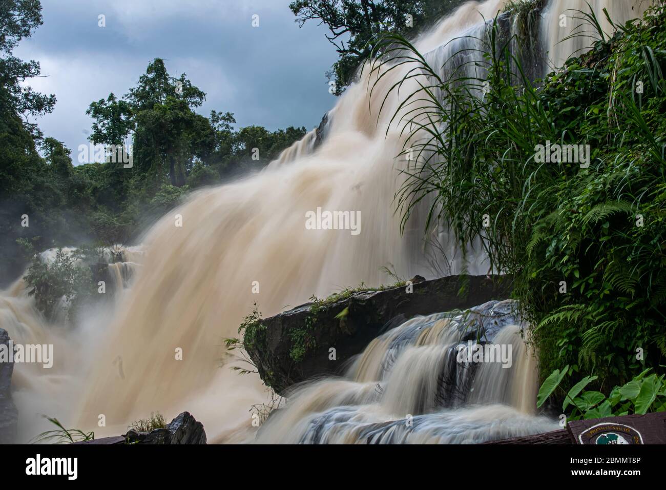 ching mai e le cascate da un parco naturale Foto Stock