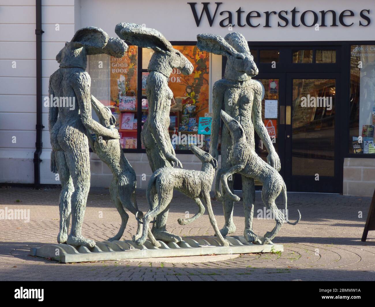 Paintpots, una scultura di conigli/arene giganti Sophie Ryder fuori Waterstones a Brewery Court, nel Cirencester Town Center, Regno Unito Foto Stock