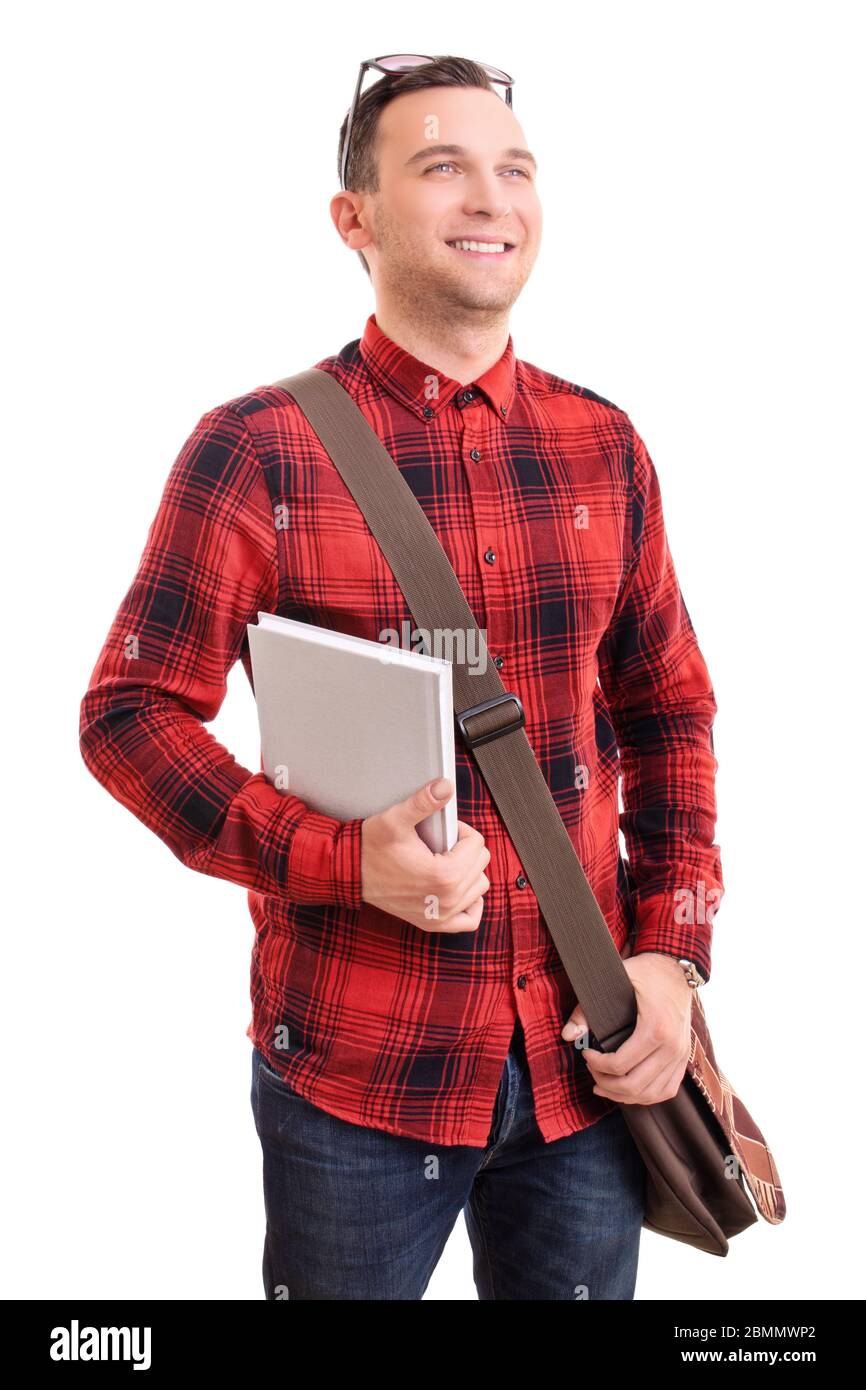 Ritratto di un giovane sorridente in elegante camicia a quadri con una borsa a spalla che tiene un notebook, isolato su sfondo bianco. Foto Stock