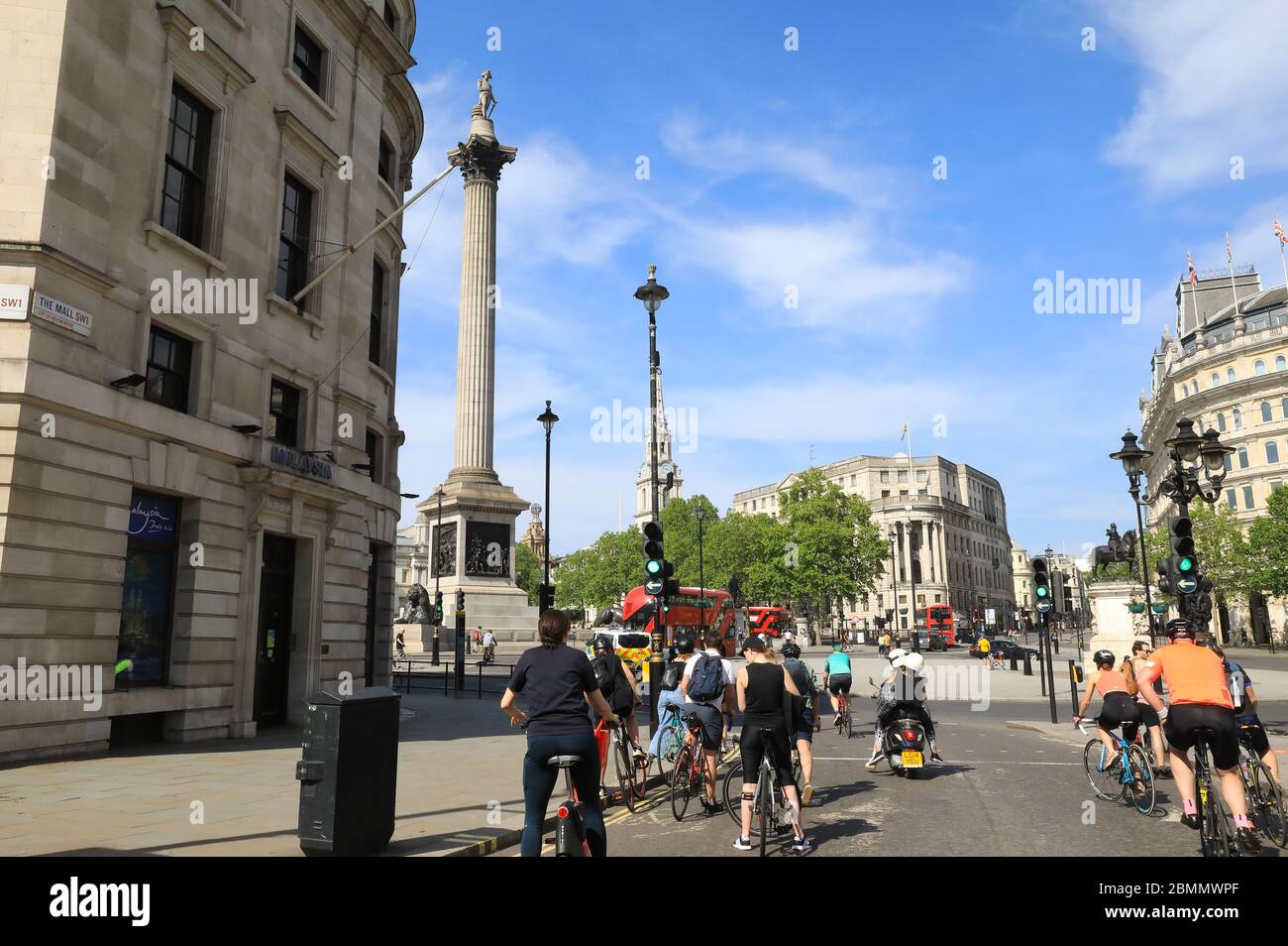 Andare in bicicletta fino a Trafalgar Square il bel tempo durante il weekend di festa della banca del VE Day, anticipando un leggero sollevamento delle restrizioni di blocco nel coronavirus, nel centro di Londra, Regno Unito Foto Stock