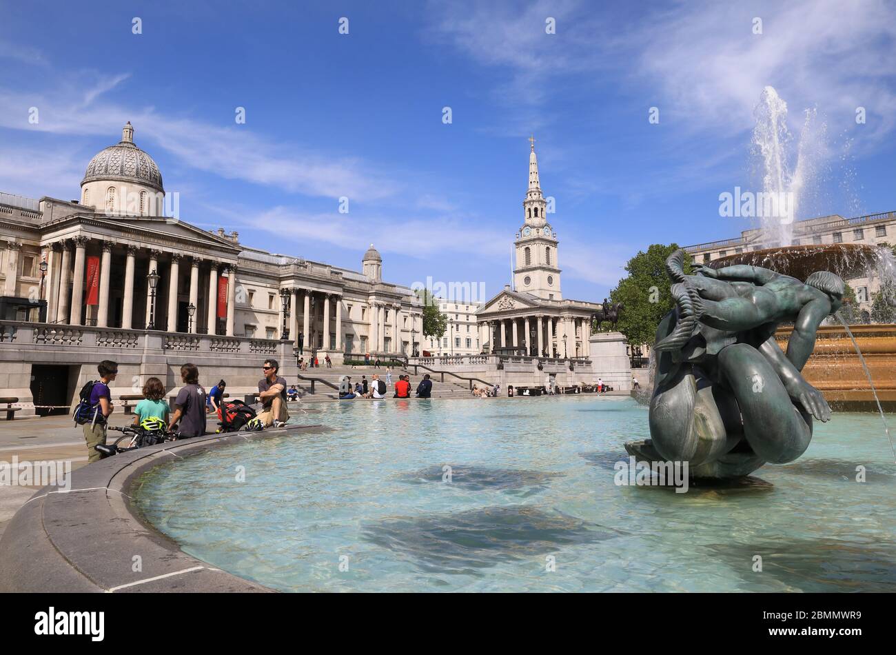 Le fontane si sono riaccese e le persone che escono e circa nel caldo giorno VE Bank Holiday tempo, in previsione del coronavirus di blocco regole essere leggermente rilassato, nel centro di Londra, Regno Unito Foto Stock