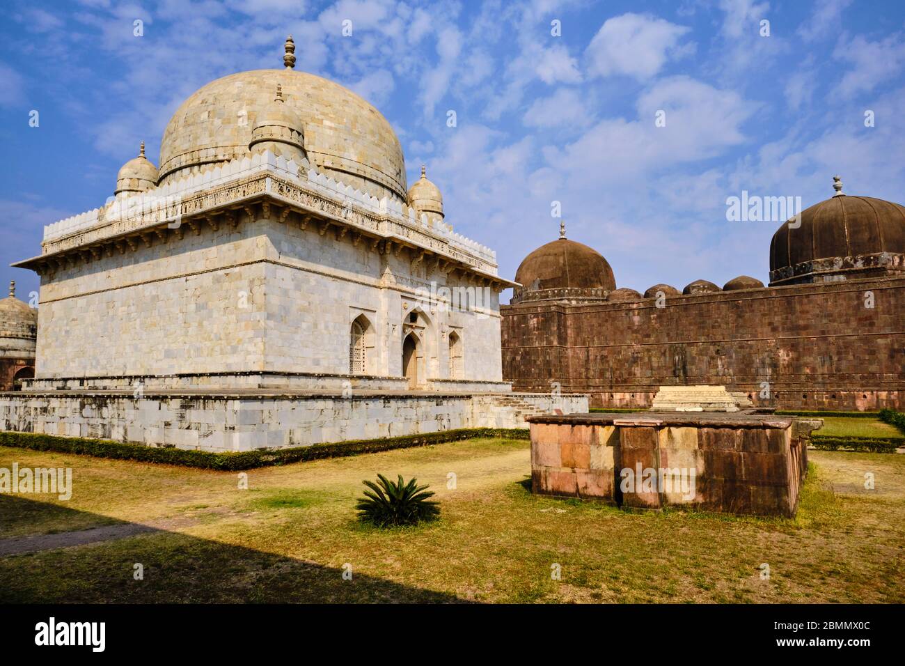 India, Stato di Madhya Pradesh, Mandu, tomba di Hoshang Shah, architettura afghana, il mausoleo di marmo più antico del paese Foto Stock