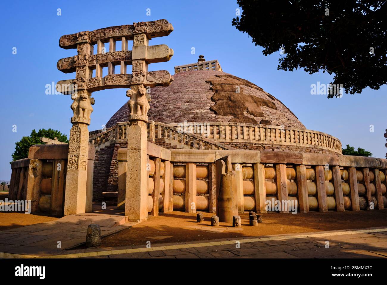 India, Madhya Pradesh state, Sanchi, monumenti buddisti elencati come Patrimonio Mondiale dell'Umanità dall'UNESCO, il principale stupa un monumento buddista di 2200 anni costruito da Foto Stock