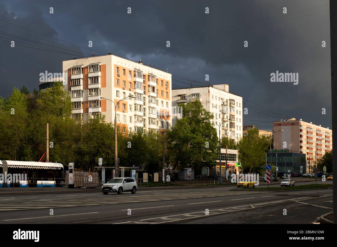 Mosca, Russia - 03 maggio 2020 , Distretto di Yuzhnoportovy. Edifici a nove piani dell'era Brezhnev - progetto di costruzione di abitazioni di massa. Via Simonov Foto Stock