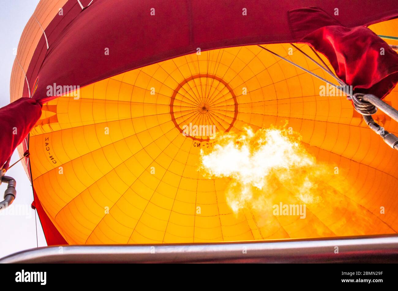 fiamma aperta all'interno di un pallone d'aria calda arancione e rosso sopra il marocco. Fiamma gas brillante che brucia Foto Stock