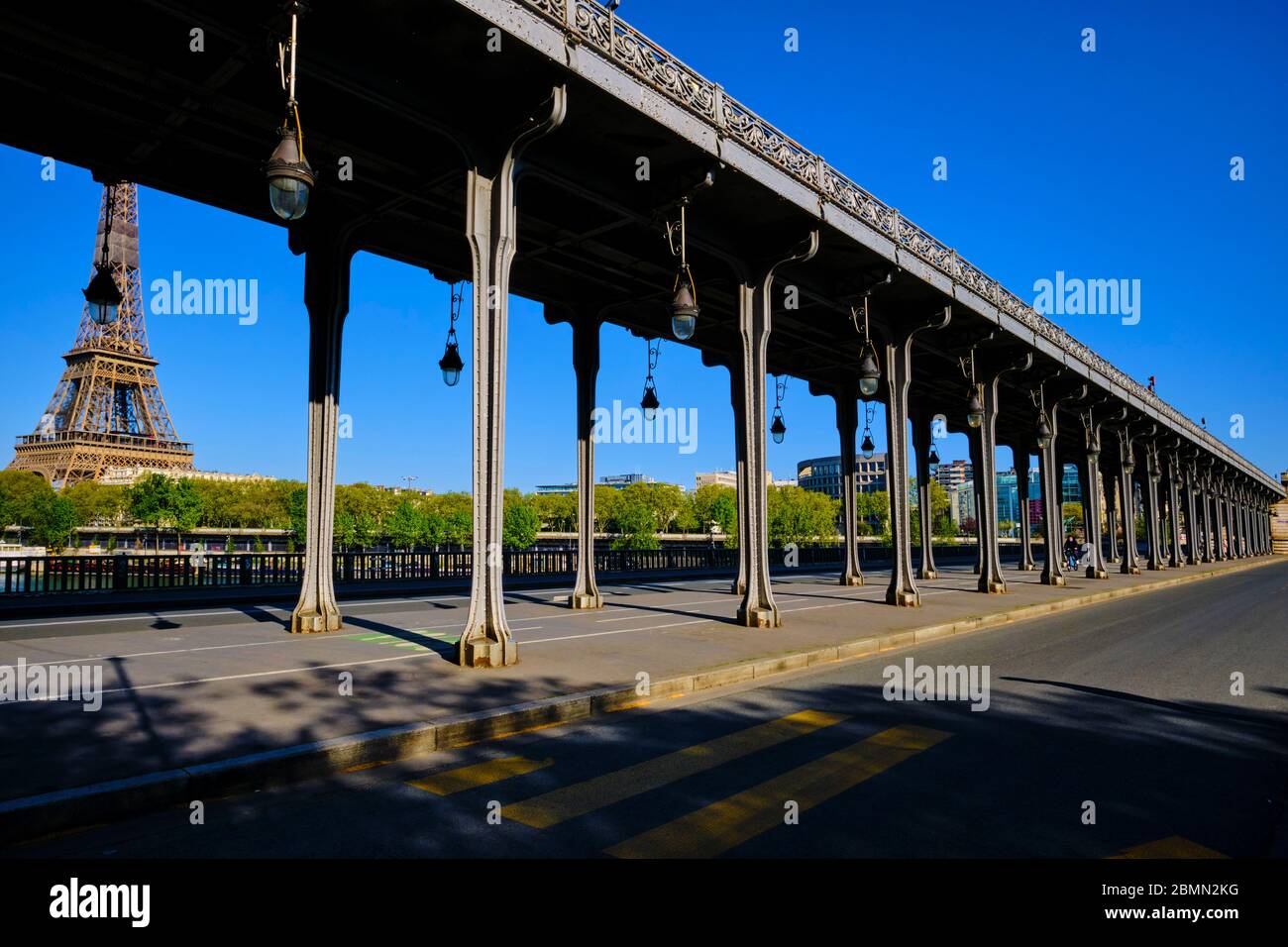 Francia, Parigi, la Torre Eiffel e il ponte di Bir Hakeim durante il blocco di Covid 19 Foto Stock