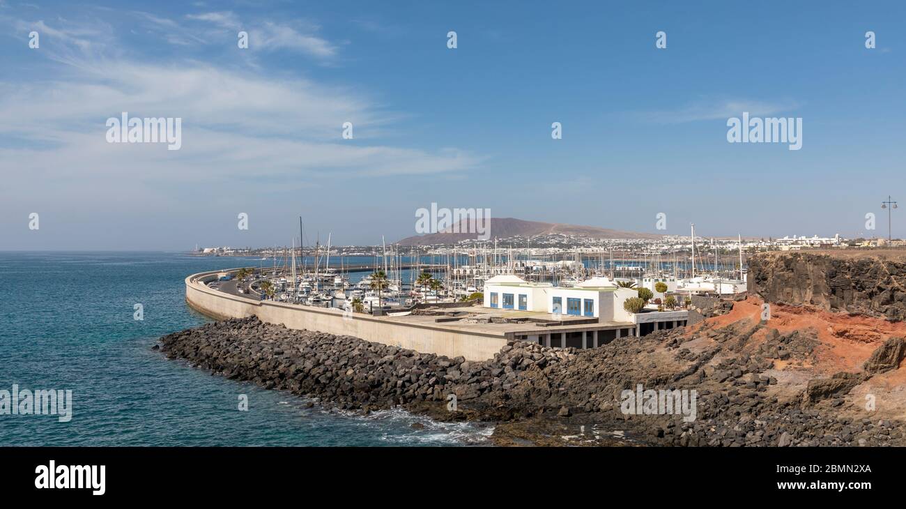 Vista sulla costa di Marina Rubicón e Playa Blanca a Lanzarote meridionale, Isole Canarie, Spagna, España. Foto Stock