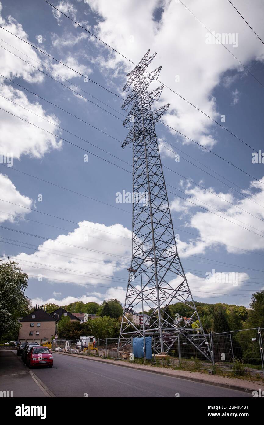 Tralicci ad alta tensione a Herdecke, qui l'operatore di rete Amprion costruisce una linea elettrica da 380 kilovolt con tralicci alti fino a 90 metri, Nord Reno Foto Stock