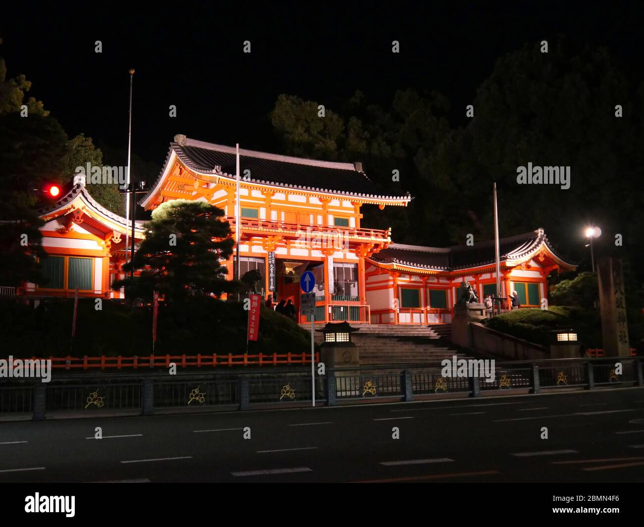 KYOTO, GIAPPONE - 06 NOVEMBRE 2019: Strada vuota di fronte alla porta del Santuario di Yasaka o del Santuario di Gion a Kyoto di notte Foto Stock