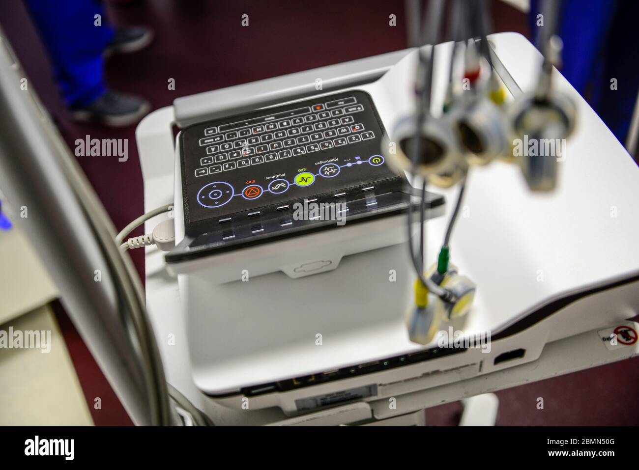 EKG monitor computer con sensori appesi sul presso l'ICU in ospedale Foto Stock