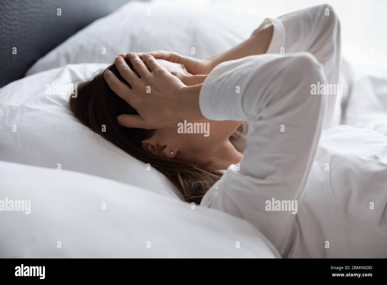 La donna si svegliò sentendo stanca di non dormire abbastanza Foto Stock
