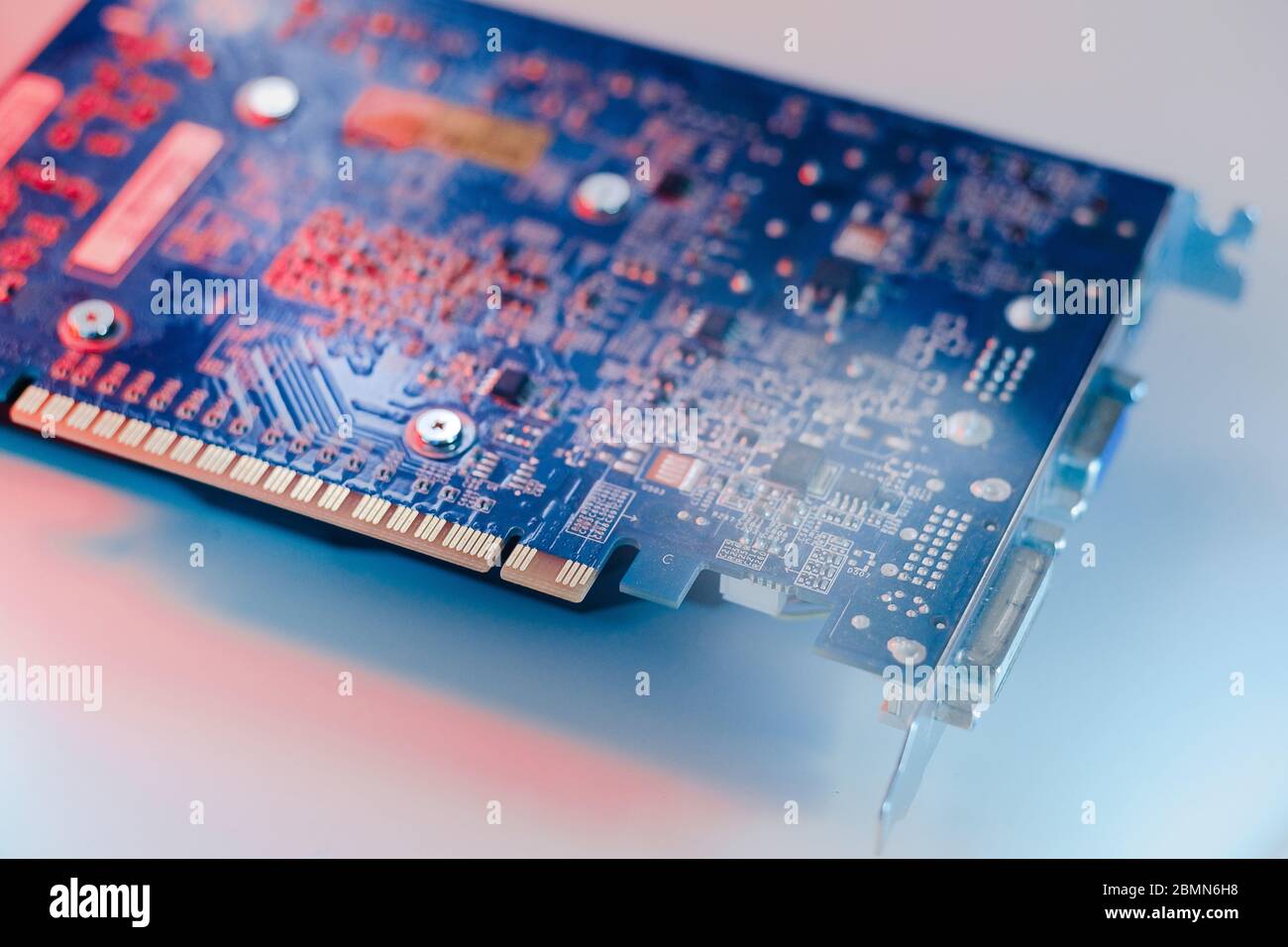 gpu Graphics Procesing Unit sfondo bianco su sfondo bianco dettagli macro blu chip luce rossa Foto Stock