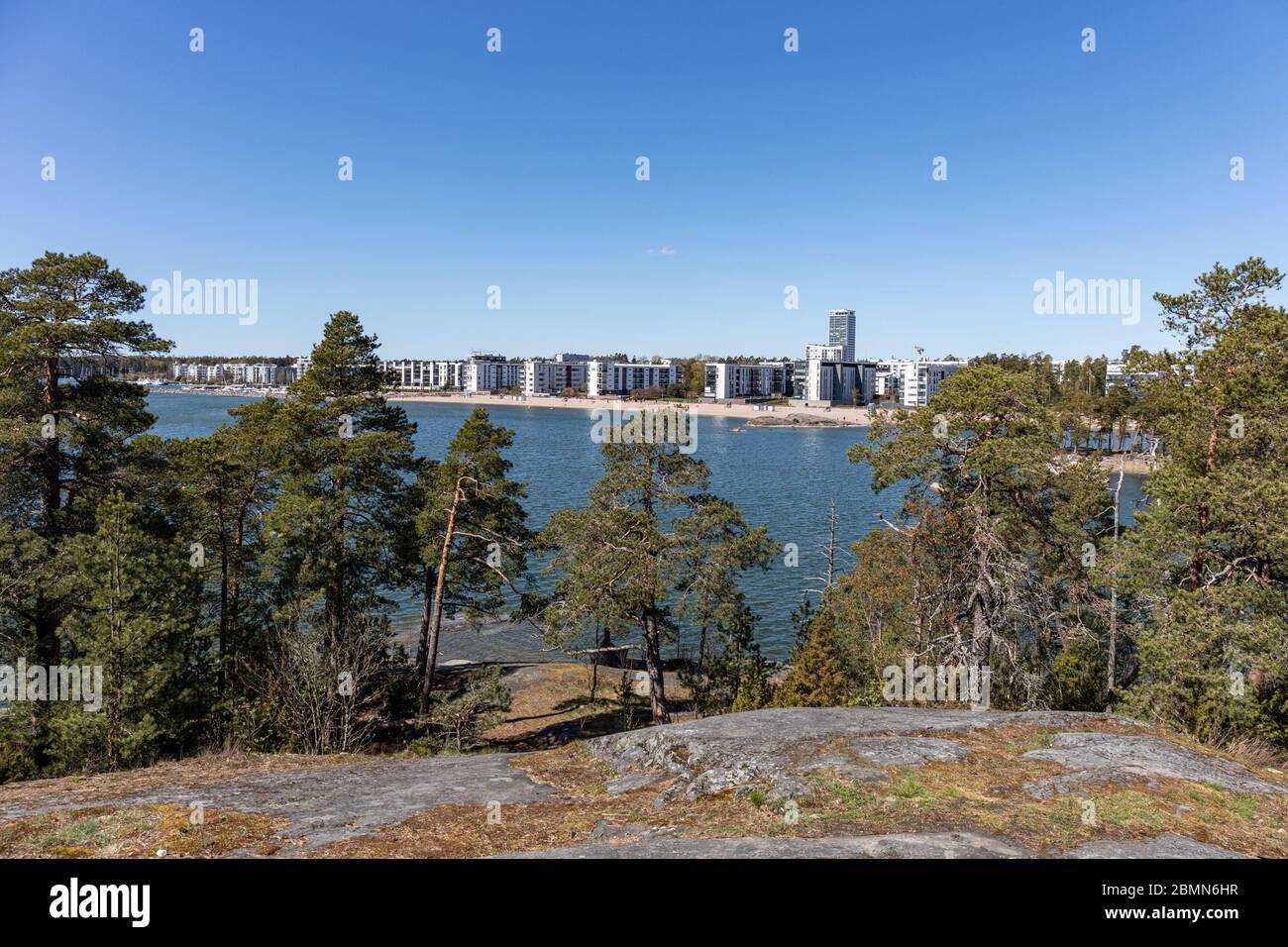 La spiaggia di Aurinkolahti e il quartiere residenziale hanno una vista su Vuosaarenselkä dal centro ricreativo di Uutela nel quartiere Vuosaari di Helsinki, Finlandia Foto Stock