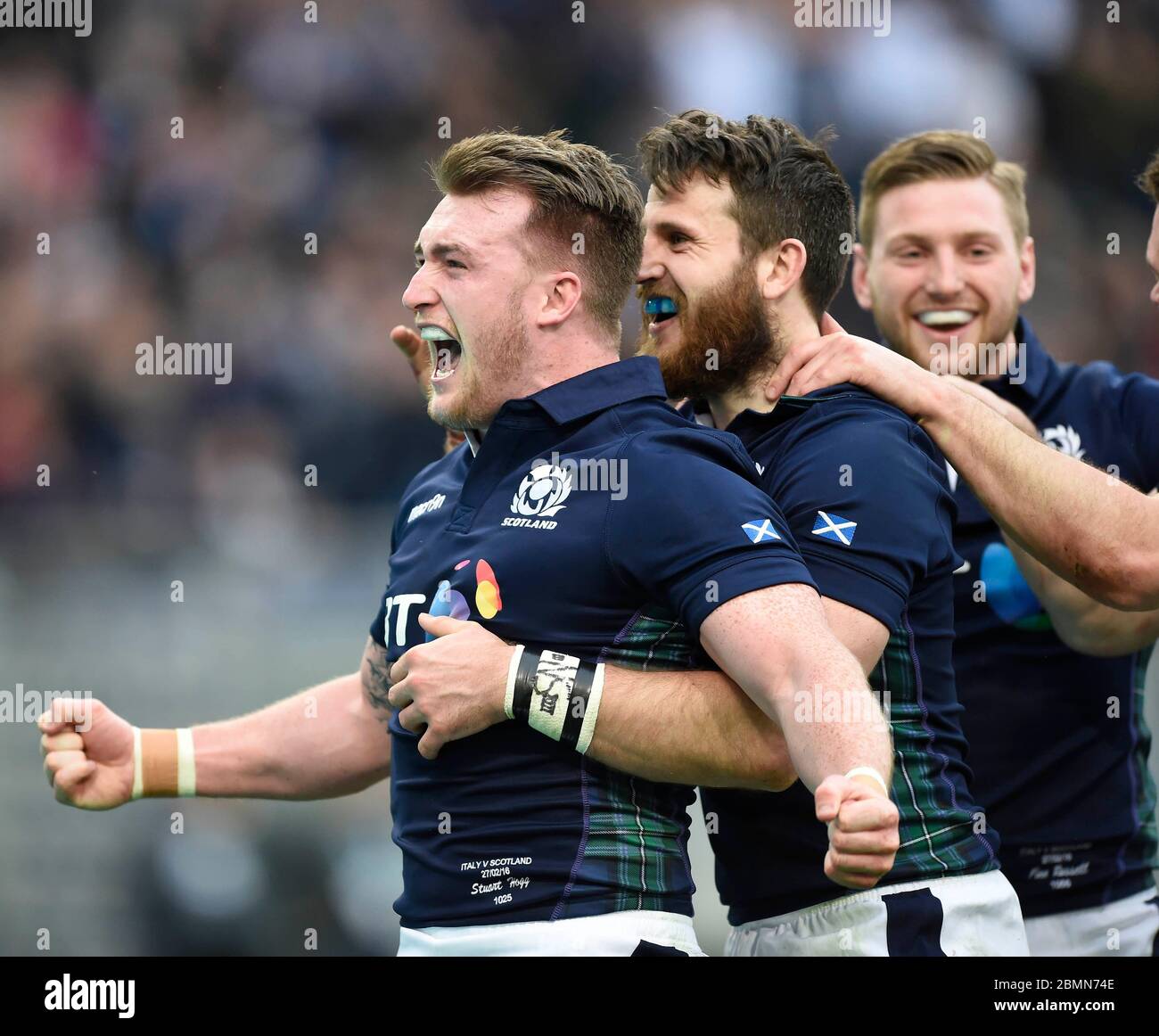 27 febbraio 2016, RBS Six Nations, Italia contro Scozia, Stadio Olimpico, Roma. Stuart Hogg celebra con Tommy Seymour e Finn Russell, il marcatore di prova. Foto Stock