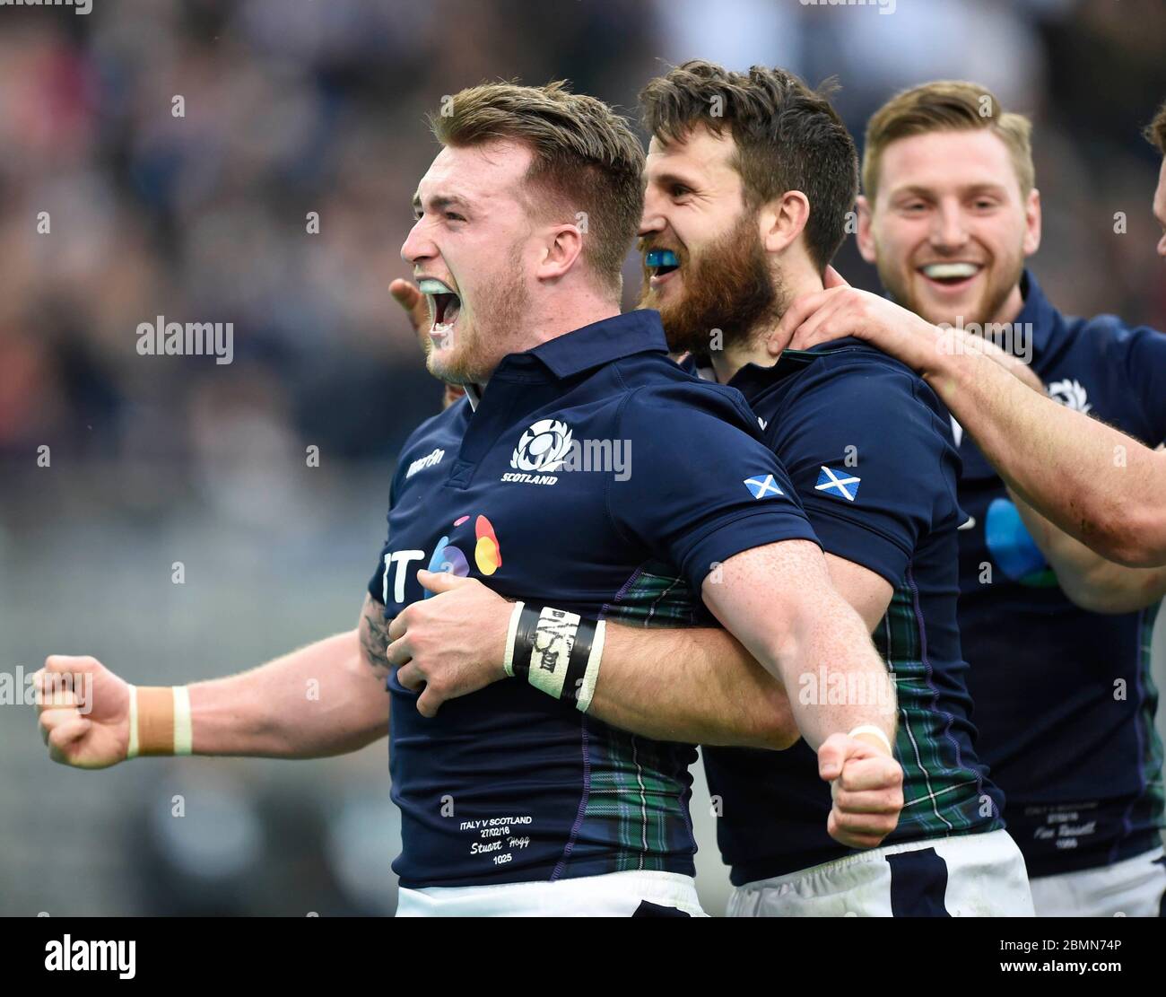 27 febbraio 2016, RBS Six Nations, Italia contro Scozia Stadio Olimpico, Roma. Stuart Hogg (L) celebra con il marcatore di prova Tommy Seymour e Finn Russell Foto Stock