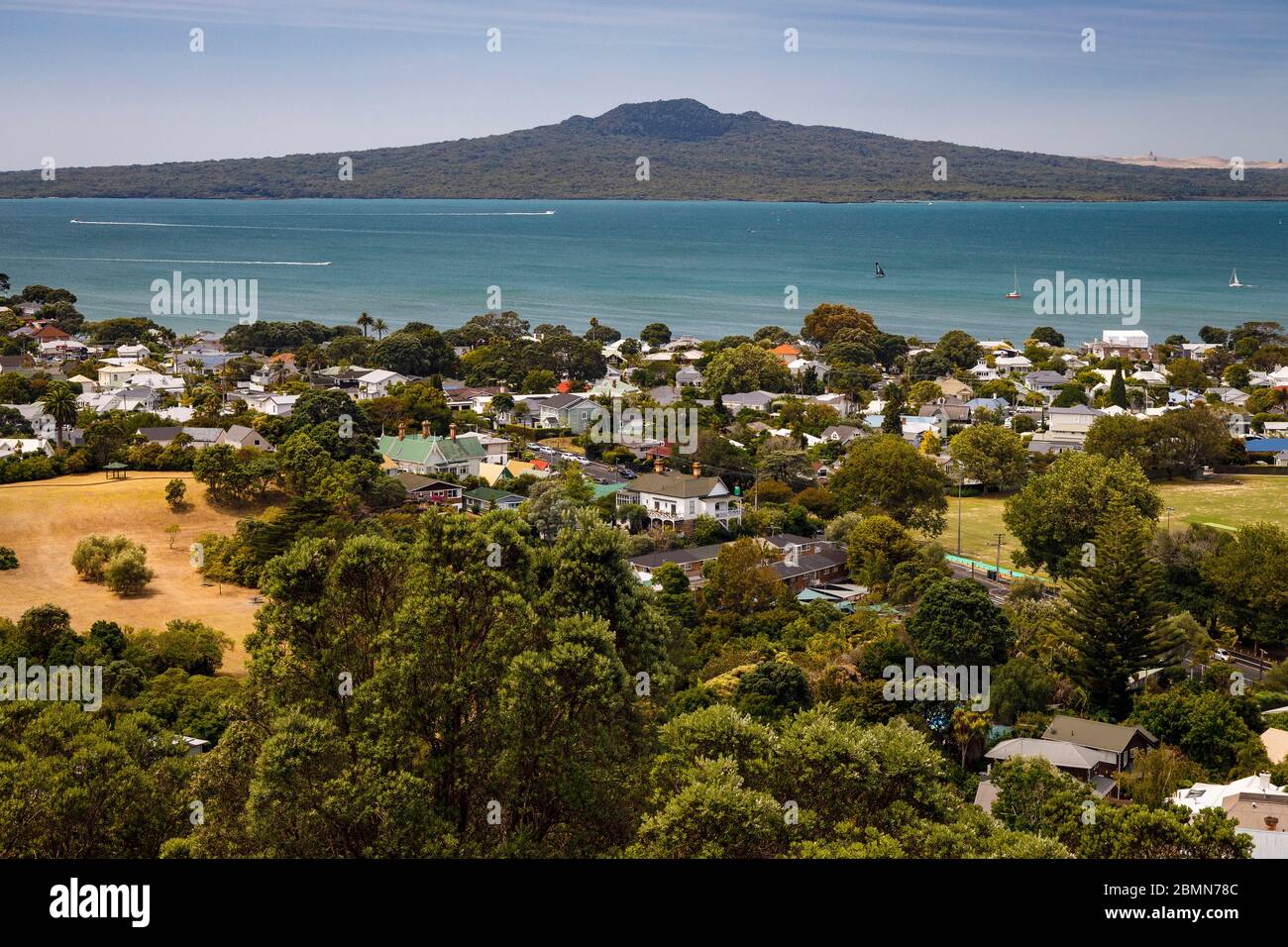 La vista attraverso il canale di Rangitoto alla riserva panoramica dell'Isola di Rangitoto, Auckland, Nuova Zelanda. Foto Stock