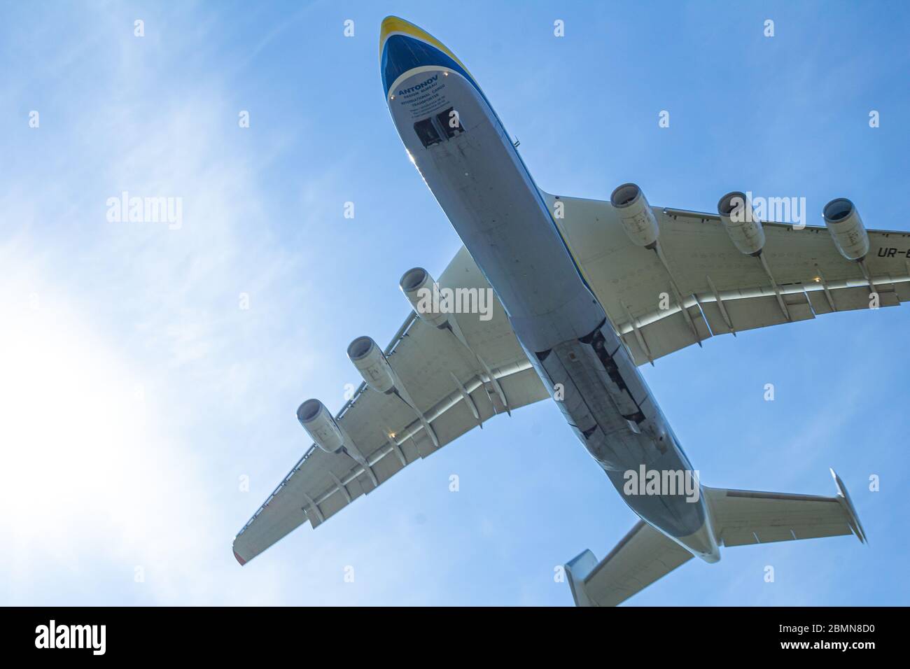 Kiev, Ucraina - 10 maggio 2020: Antonov AN-225 Mriya aereo volare all'aeroporto Gostomel. Il più grande aereo del mondo. UR-82060 più grande aeromobile Foto Stock