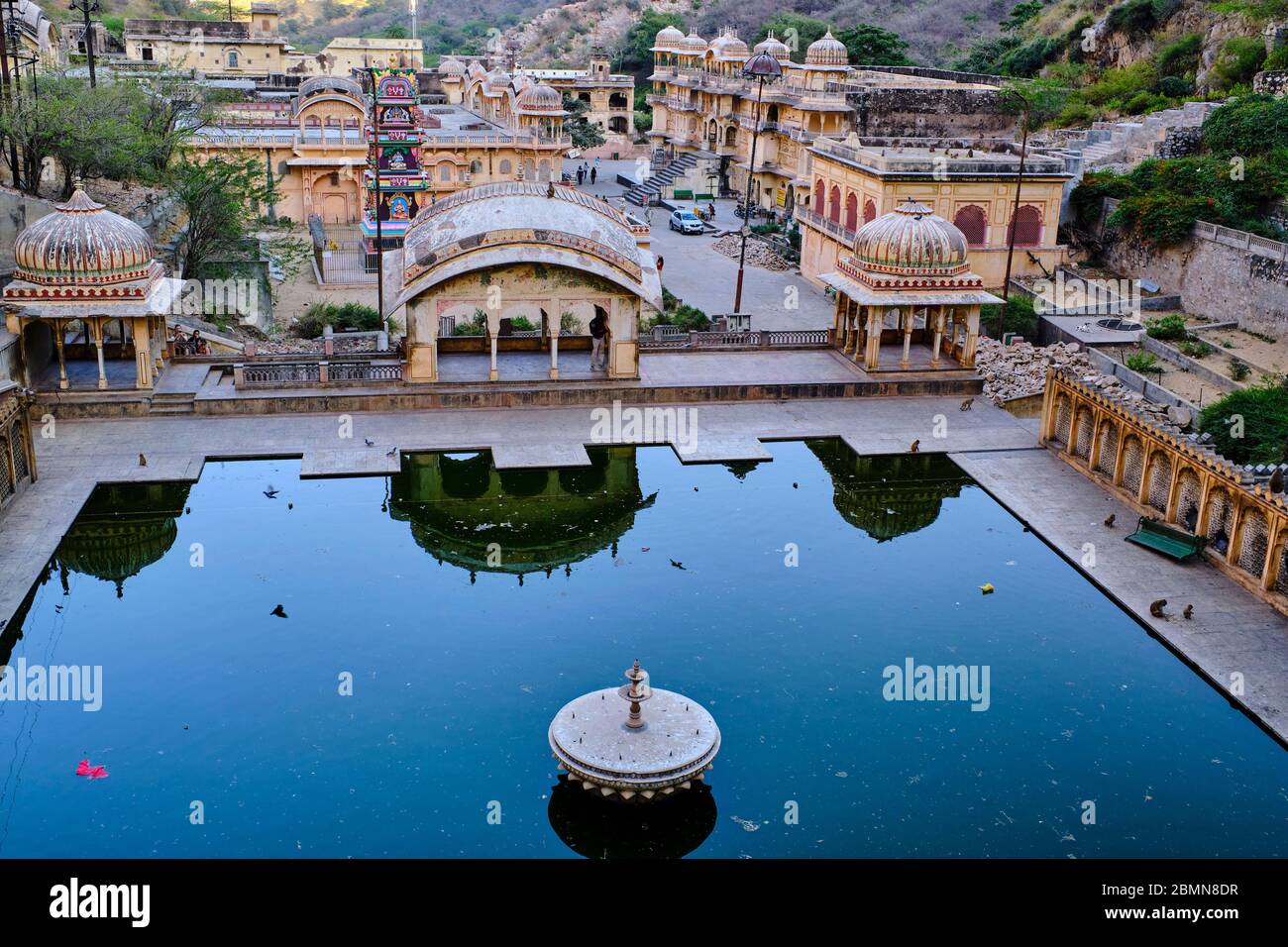 India, Rajasthan, Jaipur la città rosa, il tempio di Galta dedicato al dio della scimmia Hanuman Foto Stock