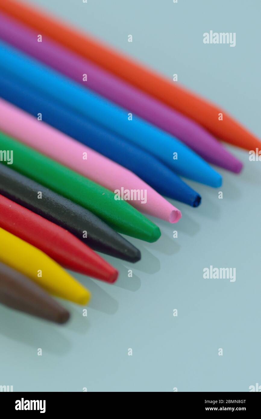 Dettagli macro di colorati pastelli di cera allineati Foto Stock