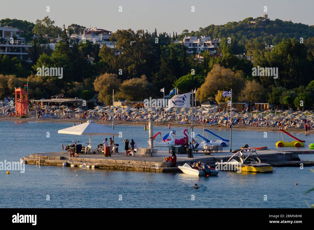 Persone sulla spiaggia di Vouliagmeni Athens Attica Grecia Foto Stock