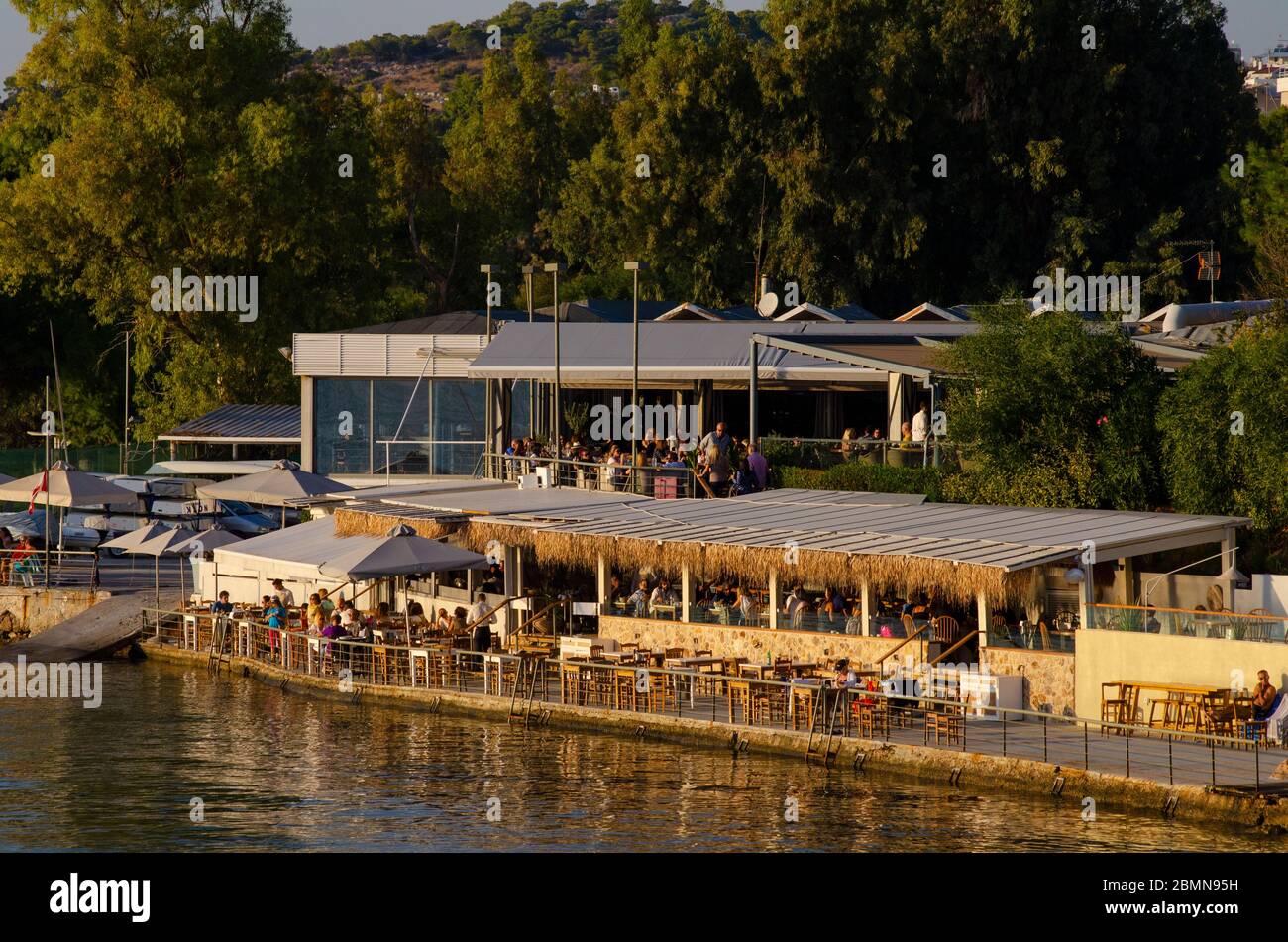 Persone sulla spiaggia di Vouliagmeni Athens Attica Grecia Foto Stock