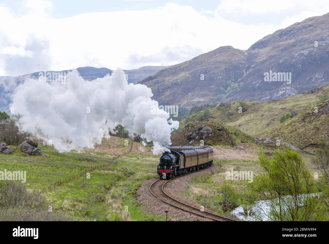 Il treno a vapore Jacobite sulla linea West Highland sulla rotta tra Fort William e Mallaig. Foto Stock