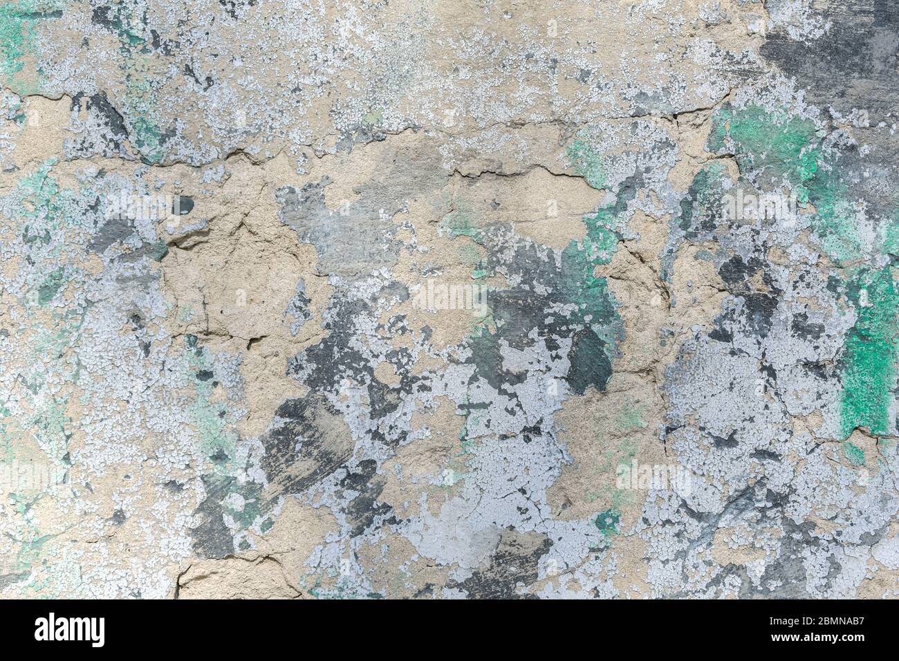 Tessitura, sfondo del vecchio muro di cemento con crepe e vernice spellante Foto Stock