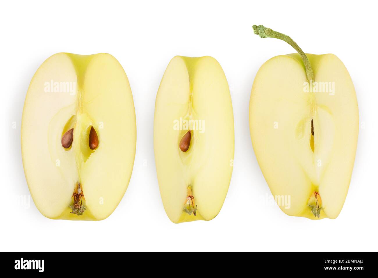 fette di mela gialla isolate su sfondo bianco con tracciato di ritaglio e profondità di campo completa. Vista dall'alto. Disposizione piatta Foto Stock