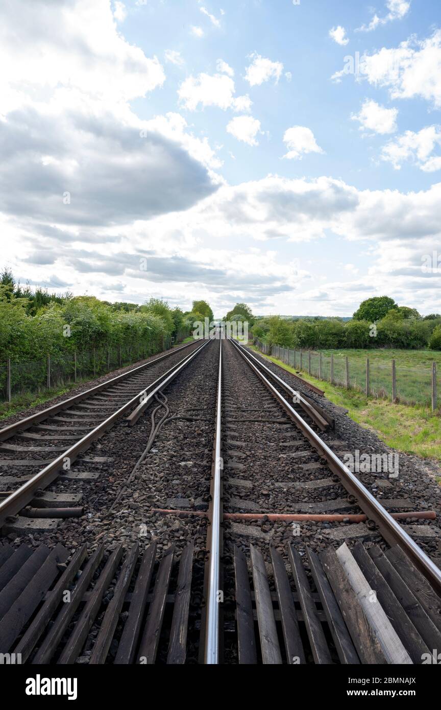 Linea ferroviaria a due binari silenziosa che corre in linea retta Foto Stock