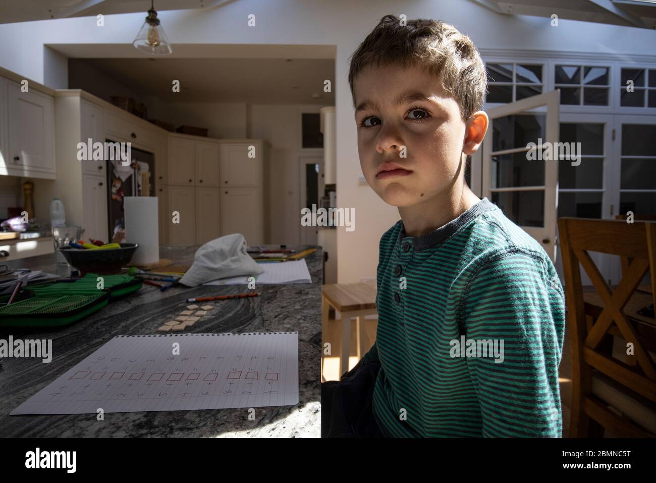 Il ragazzo di sei anni è stato frustrato, mentre la scuola durante il blocco del coronavirus ha chiuso tutte le scuole del Regno Unito Foto Stock