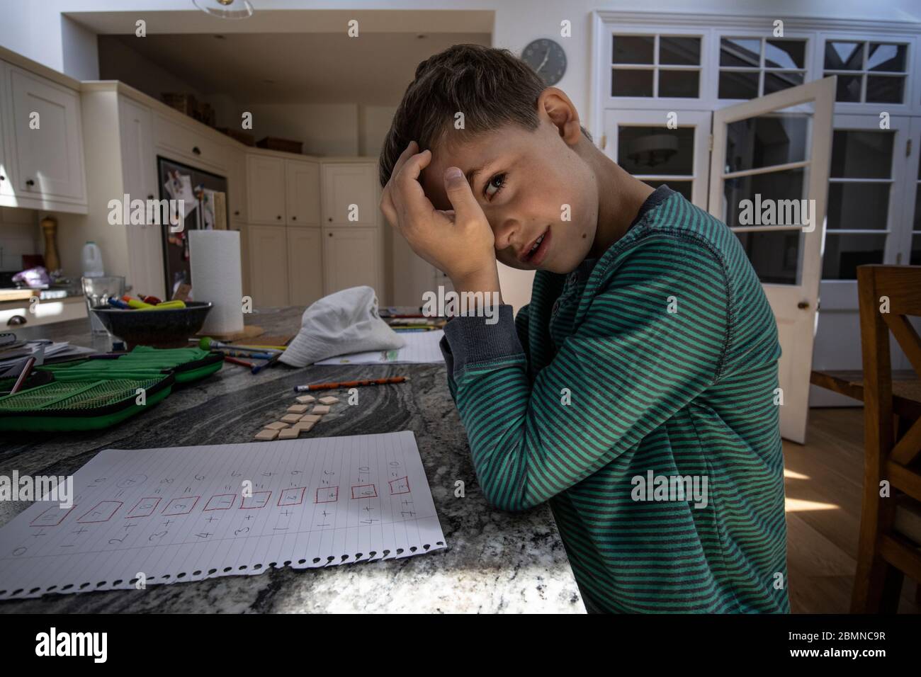 Il ragazzo di sei anni è stato frustrato, mentre la scuola durante il blocco del coronavirus ha chiuso tutte le scuole del Regno Unito Foto Stock