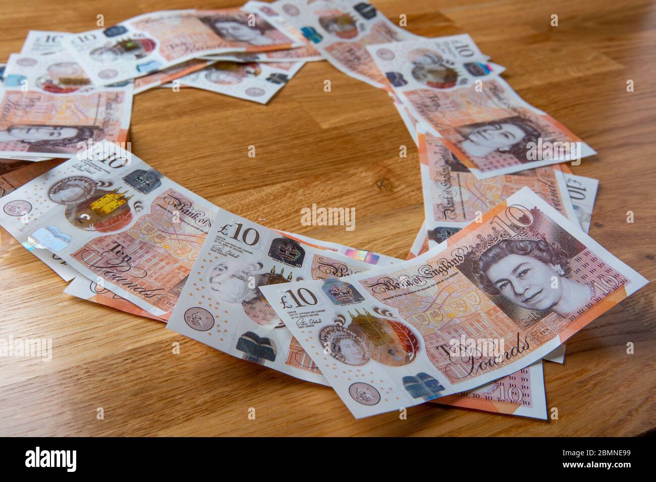 Dieci banconote da libbra a forma di cuore, in contanti sterling britannico Foto Stock