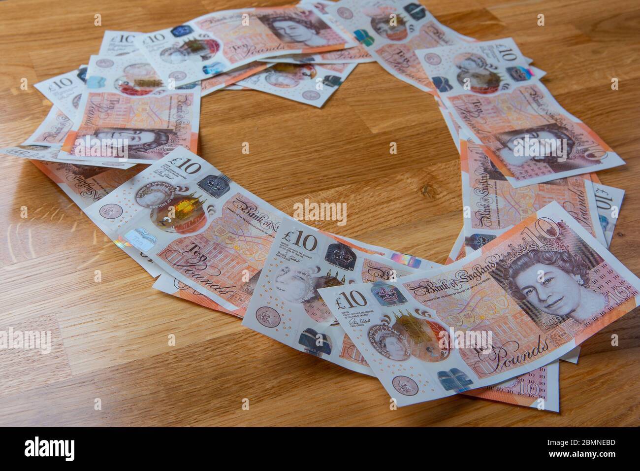 Dieci banconote da libbra a forma di cuore, in contanti sterling britannico Foto Stock