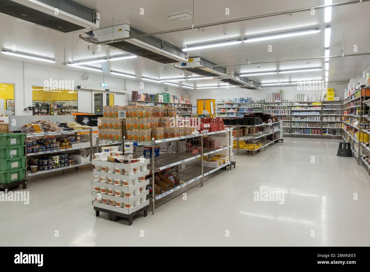 Vista all'interno della sala da pranzo refrigerata (latte, yogurt, carni, ecc.) in un ramo del supermercato islandese "Bonus", Akureyri, Islanda. Foto Stock