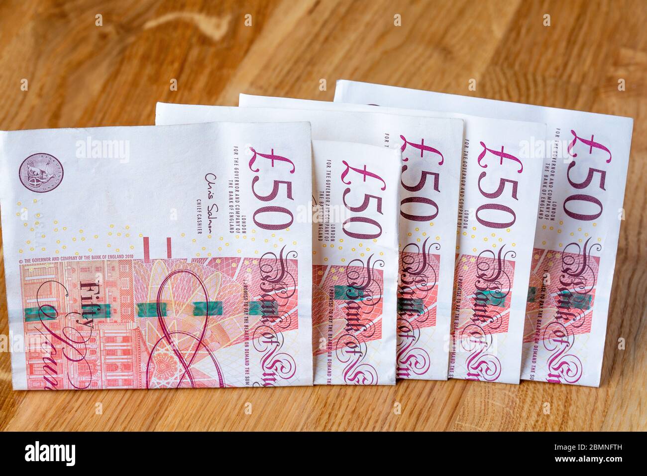 Cinquanta banconote da libbra impilate, £50 banconote sterlina Foto Stock