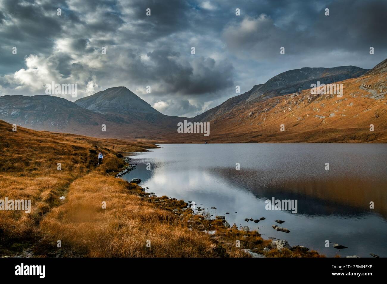 Un camminatore solista gonna Loch an Siob sull'isola del Giura Foto Stock