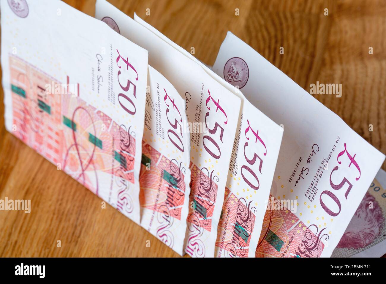 Cinquanta banconote da libbra impilate, £50 banconote sterlina Foto Stock