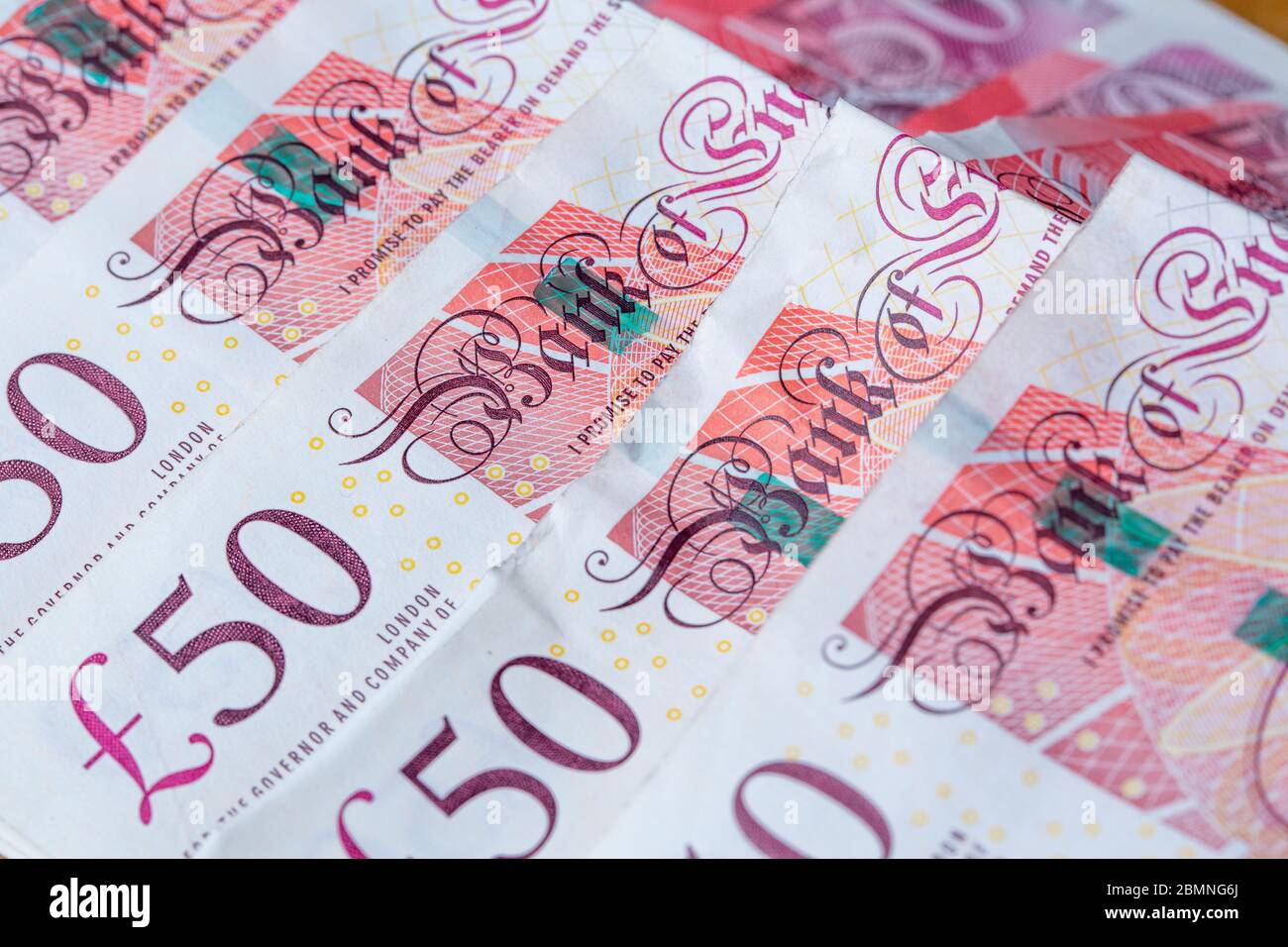 Cinquanta banconote da libbra impilate, £50 banconote sterlina Foto Stock