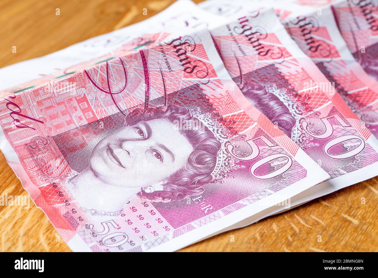 Cinquanta banconote da libbra impilate, £50 banconote sterlina Foto Stock