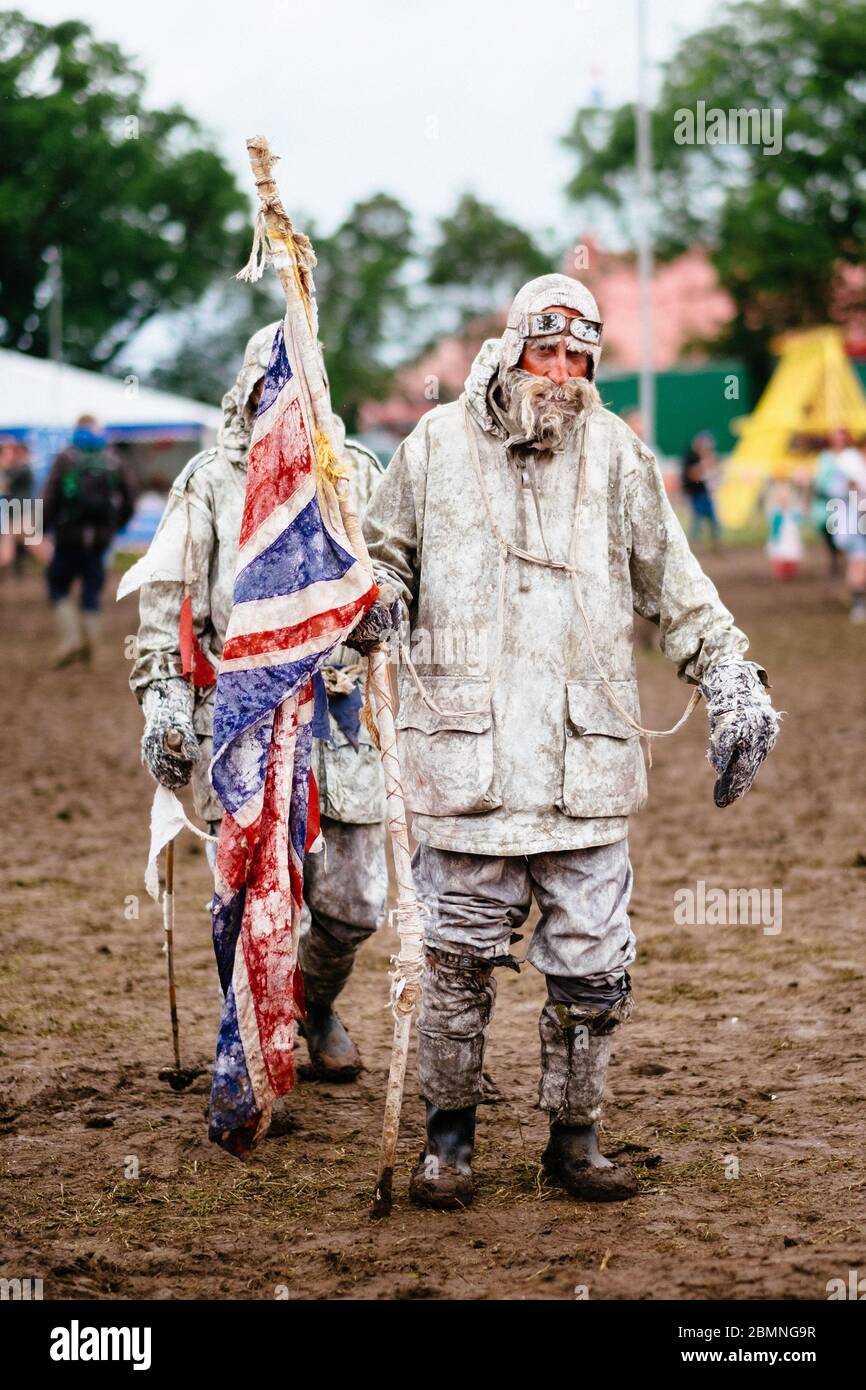 Polar/Arctic Explorers Walkabout Act nel Teatro e Circus area Glastonbury Festival 2016 – Data dell'immagine domenica 26 giugno, 2016 (Pilton, Somerset) Foto Stock