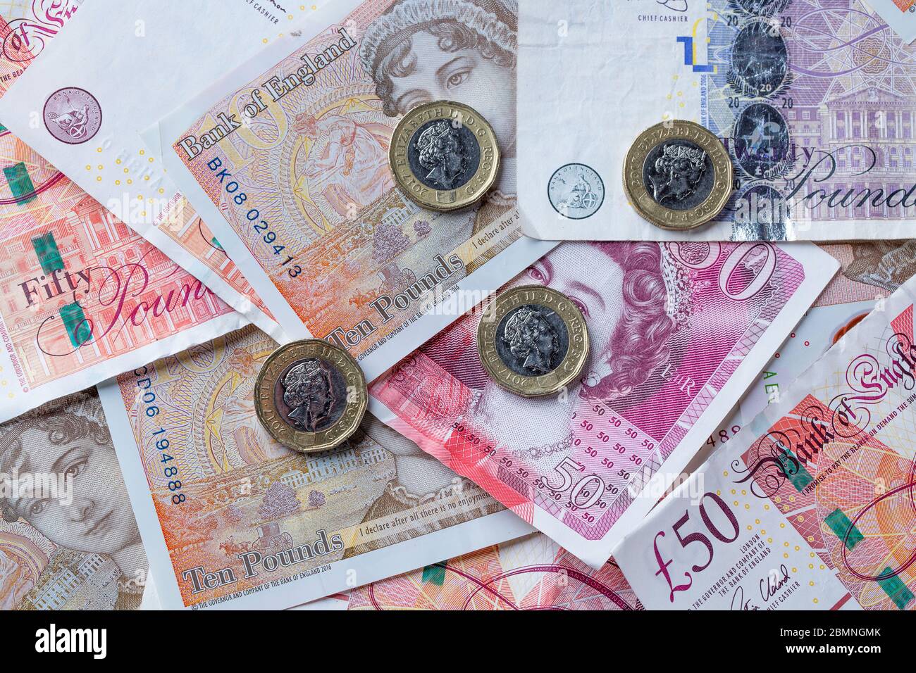 Banconote e monete britanniche casuali, £50, £10, £1 Foto Stock