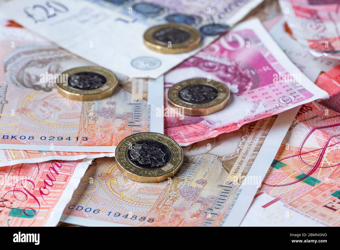 Banconote e monete britanniche casuali, £50, £10, £1 Foto Stock