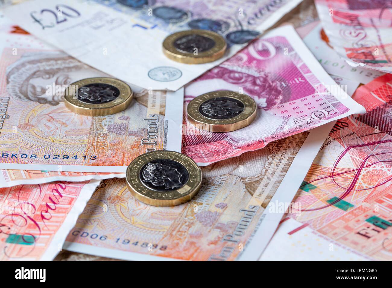 Banconote e monete britanniche casuali, £50, £10, £1 Foto Stock