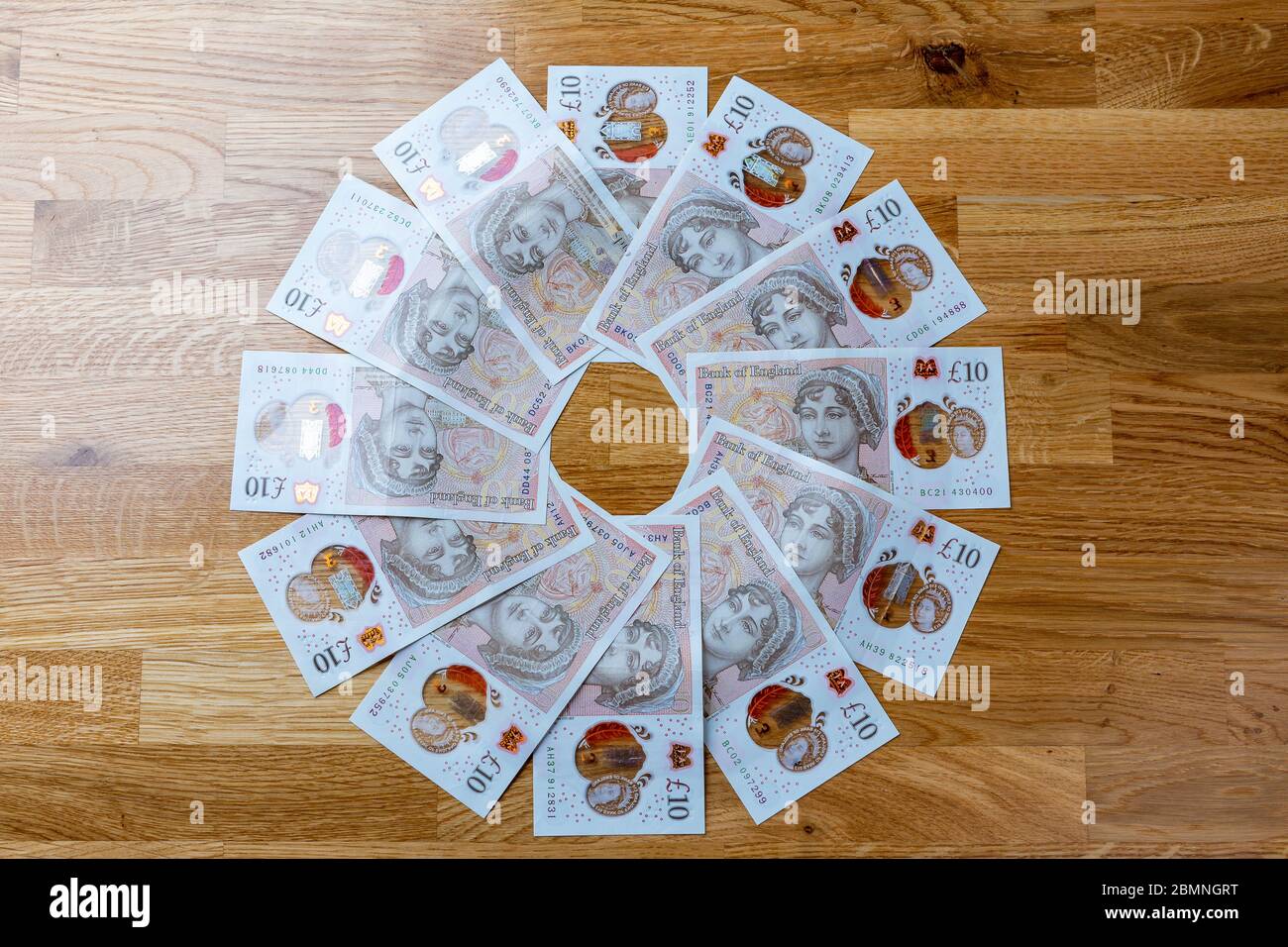 Dieci libbre note modellate intorno ad un cerchio, 10 £note Foto Stock