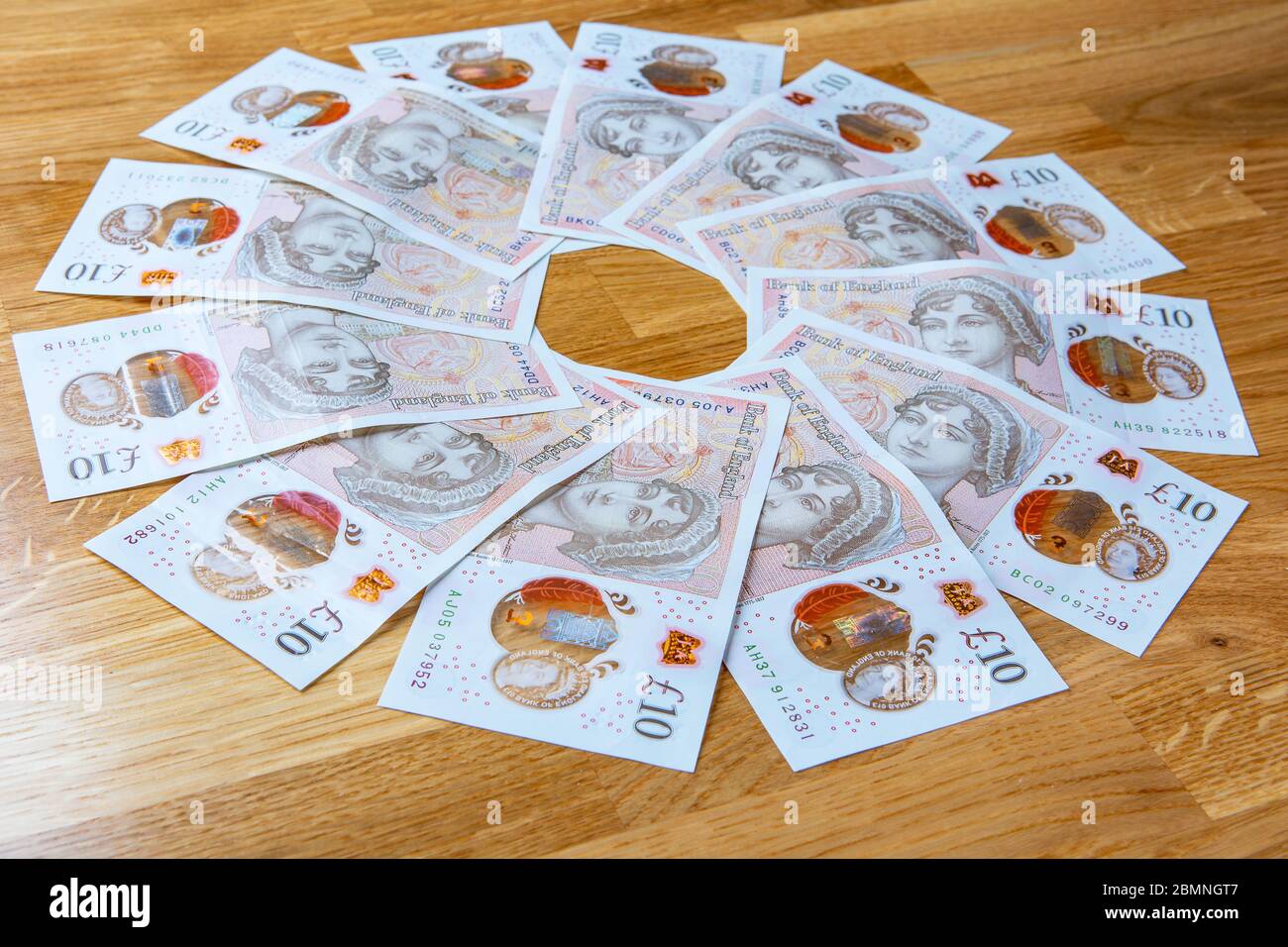Dieci libbre note modellate intorno ad un cerchio, 10 £note Foto Stock